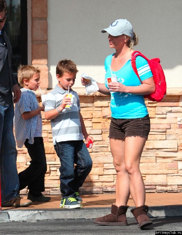 Бритни с детьми покидает McDonalds02.jpg(Бритни Спирс, Britney Spears)