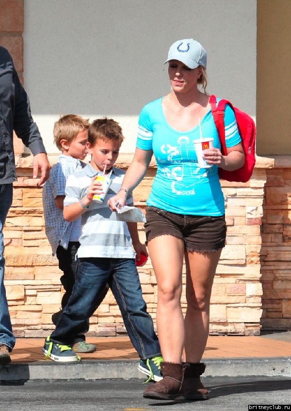 Бритни с детьми покидает McDonalds10.jpg(Бритни Спирс, Britney Spears)