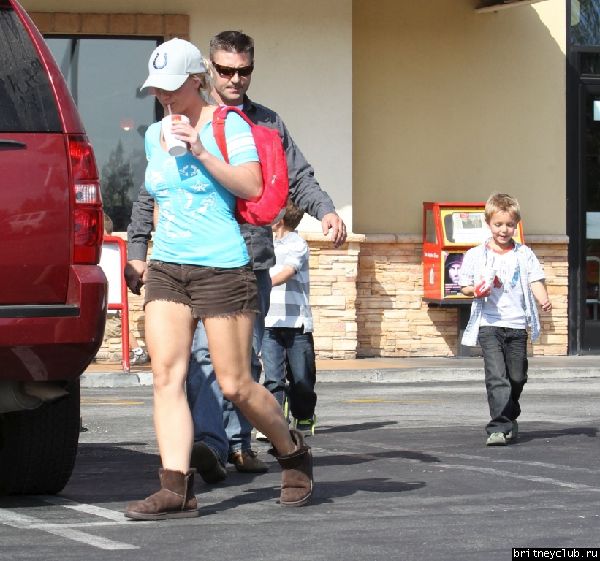 Бритни с детьми покидает McDonalds12.jpg(Бритни Спирс, Britney Spears)