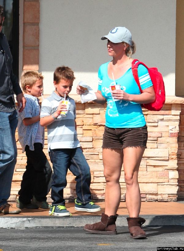 Бритни с детьми покидает McDonalds13.jpg(Бритни Спирс, Britney Spears)