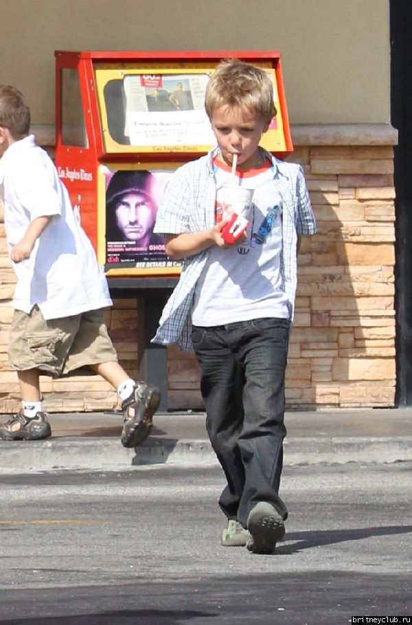 Бритни с детьми покидает McDonalds15.jpg(Бритни Спирс, Britney Spears)