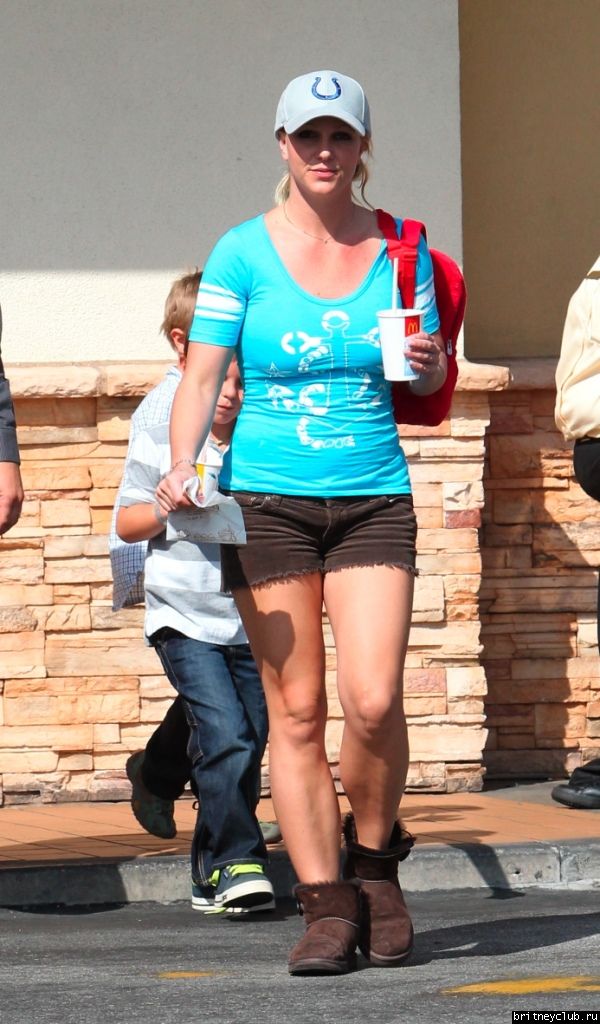Бритни с детьми покидает McDonalds17.jpg(Бритни Спирс, Britney Spears)