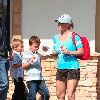 Бритни с детьми покидает McDonalds