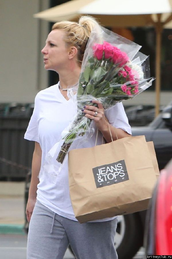 Бритни покидает цветочный магазин Gelson23.jpg(Бритни Спирс, Britney Spears)