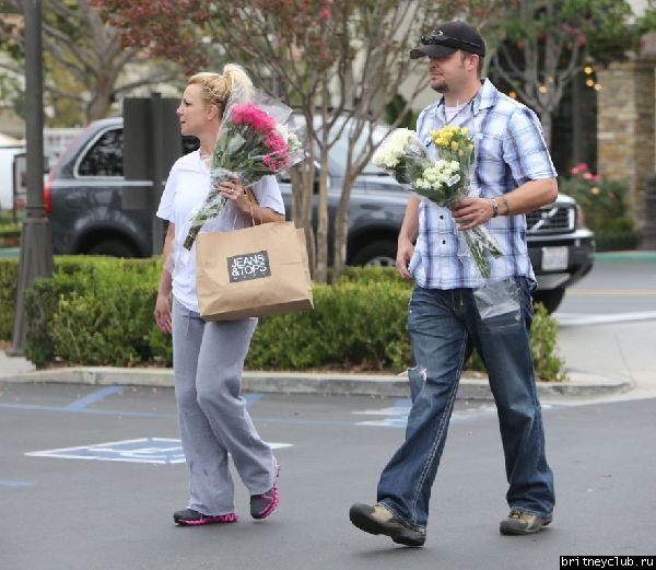 Бритни покидает цветочный магазин Gelson25.jpg(Бритни Спирс, Britney Spears)
