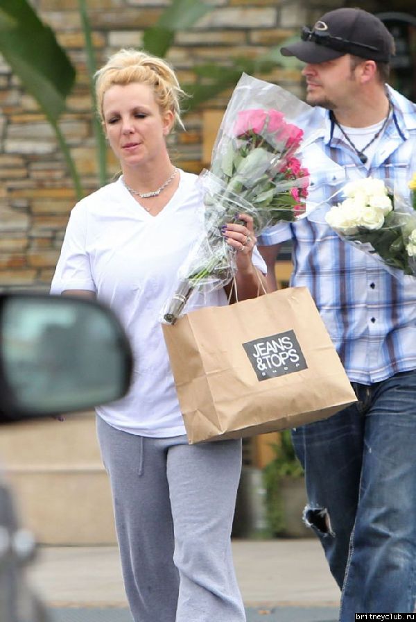 Бритни покидает цветочный магазин Gelson30.jpg(Бритни Спирс, Britney Spears)