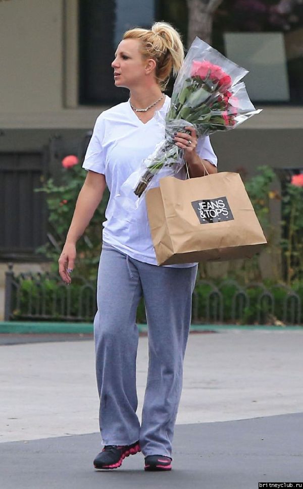 Бритни покидает цветочный магазин Gelson32.jpg(Бритни Спирс, Britney Spears)