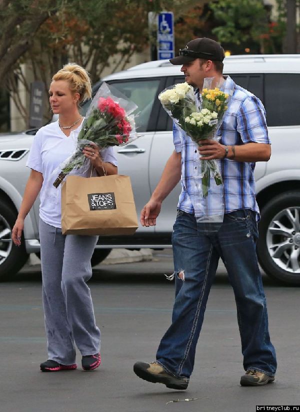 Бритни покидает цветочный магазин Gelson37.jpg(Бритни Спирс, Britney Spears)