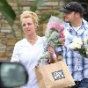 Бритни покидает цветочный магазин Gelson
