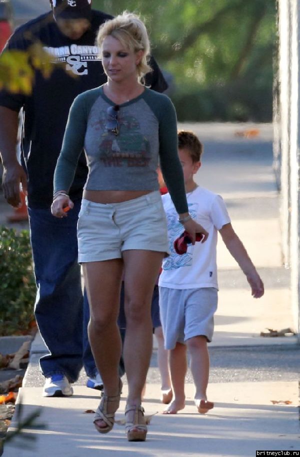 Бритни с детьми покидает центр Monarchs Gymastics01.jpg(Бритни Спирс, Britney Spears)