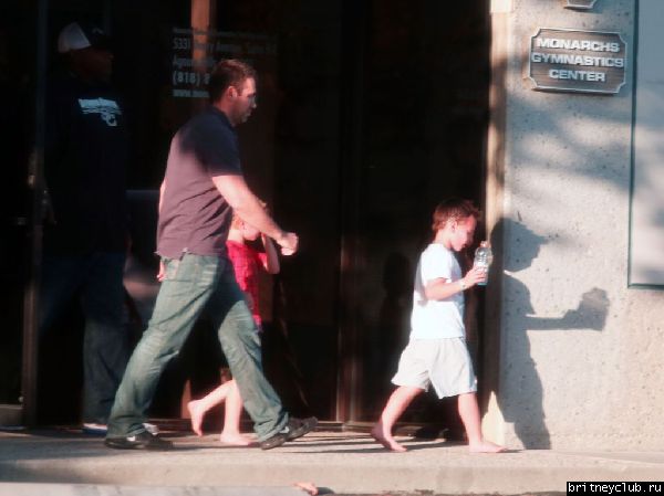 Бритни с детьми покидает центр Monarchs Gymastics04.jpg(Бритни Спирс, Britney Spears)
