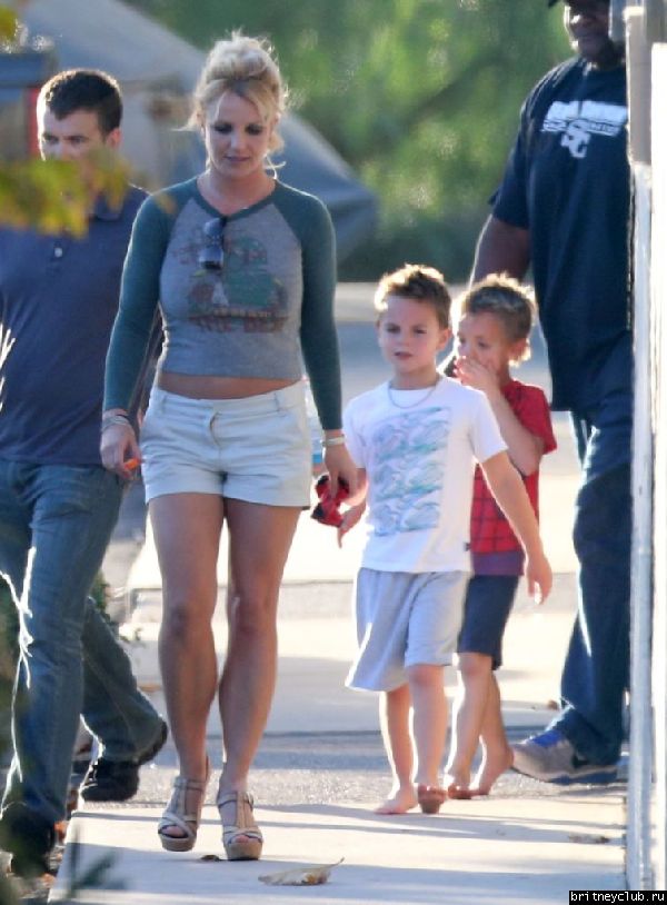 Бритни с детьми покидает центр Monarchs Gymastics07.jpg(Бритни Спирс, Britney Spears)