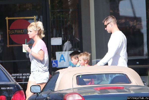 Бритни с детьми покидает центр Monarchs Gymastics08.jpg(Бритни Спирс, Britney Spears)