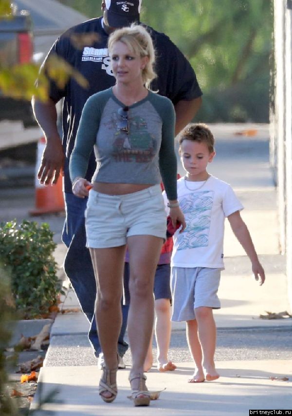Бритни с детьми покидает центр Monarchs Gymastics09.jpg(Бритни Спирс, Britney Spears)