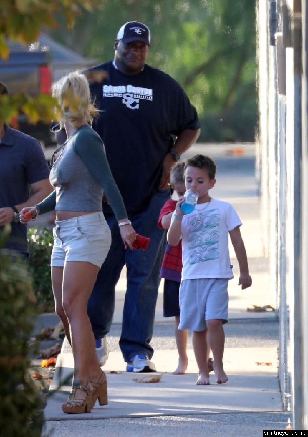Бритни с детьми покидает центр Monarchs Gymastics20.jpg(Бритни Спирс, Britney Spears)