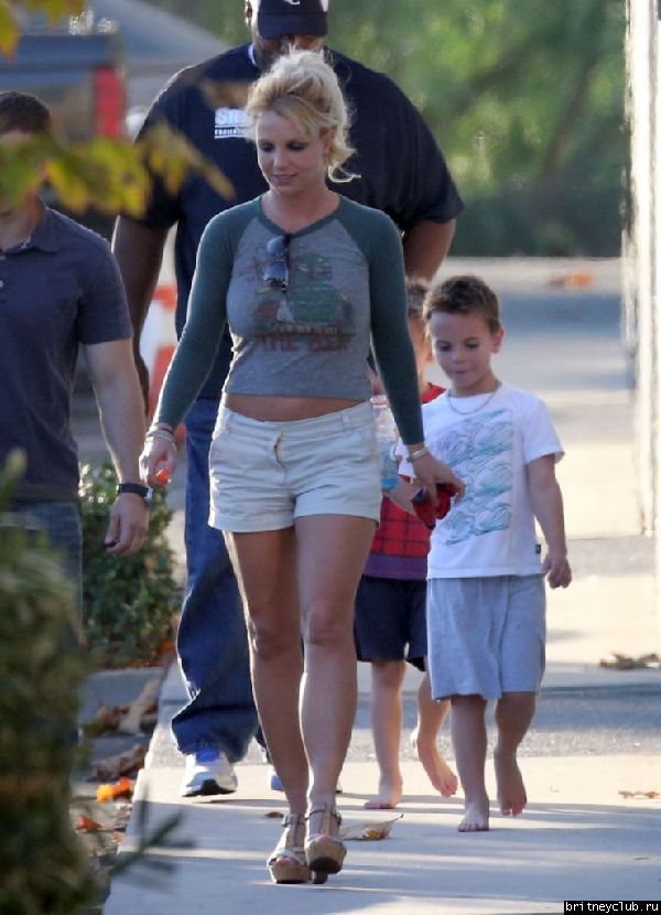 Бритни с детьми покидает центр Monarchs Gymastics22.jpg(Бритни Спирс, Britney Spears)