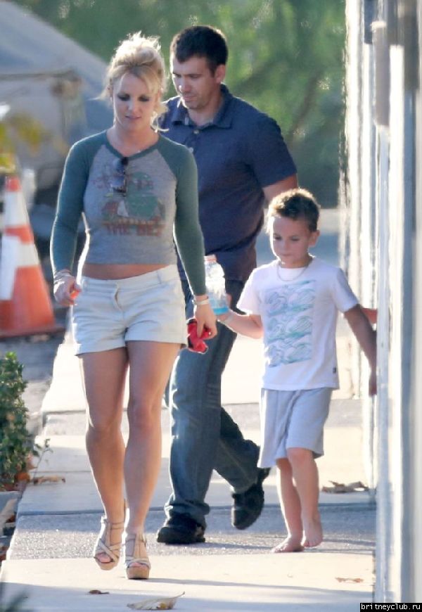 Бритни с детьми покидает центр Monarchs Gymastics23.jpg(Бритни Спирс, Britney Spears)