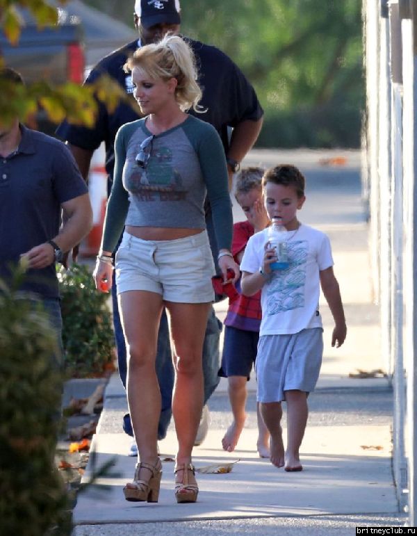 Бритни с детьми покидает центр Monarchs Gymastics24.jpg(Бритни Спирс, Britney Spears)
