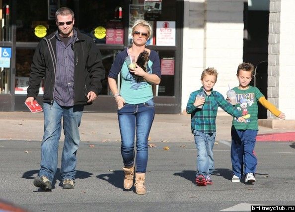 Бритни с детьми в Таузенд-Оакс02.jpg(Бритни Спирс, Britney Spears)