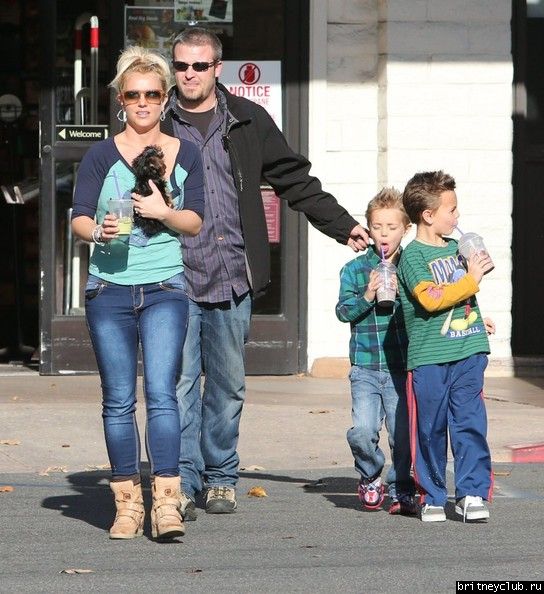 Бритни с детьми в Таузенд-Оакс09.jpg(Бритни Спирс, Britney Spears)