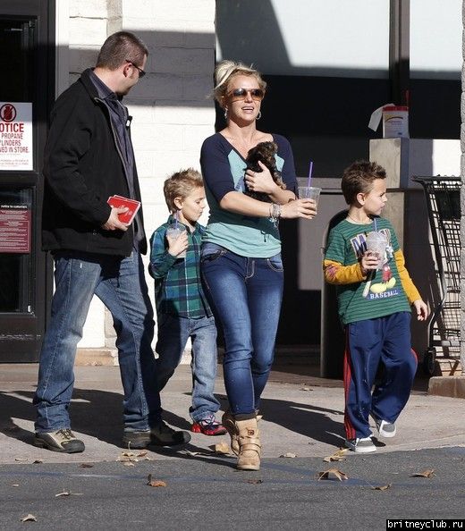 Бритни с детьми в Таузенд-Оакс10.jpg(Бритни Спирс, Britney Spears)