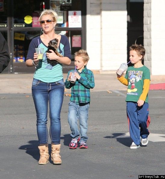 Бритни с детьми в Таузенд-Оакс19.jpg(Бритни Спирс, Britney Spears)