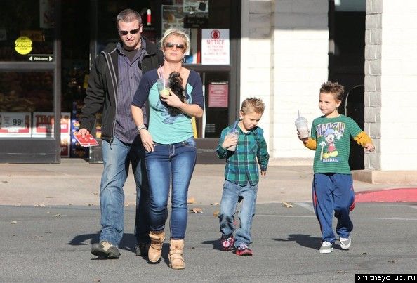 Бритни с детьми в Таузенд-Оакс20.jpg(Бритни Спирс, Britney Spears)