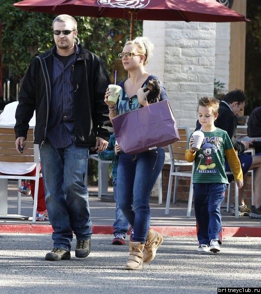 Бритни с детьми в Таузенд-Оакс25.jpg(Бритни Спирс, Britney Spears)
