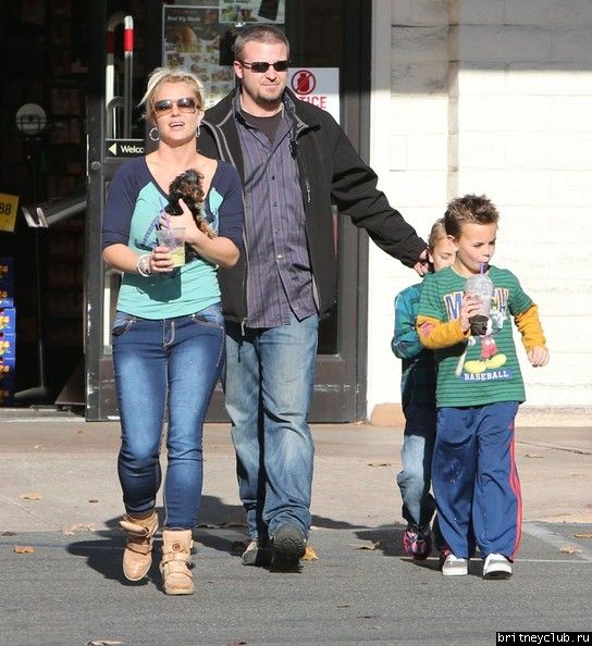 Бритни с детьми в Таузенд-Оакс26.jpg(Бритни Спирс, Britney Spears)