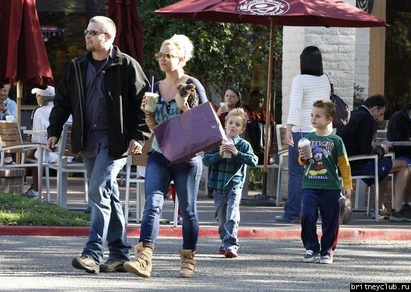 Бритни с детьми в Таузенд-Оакс30.jpg(Бритни Спирс, Britney Spears)