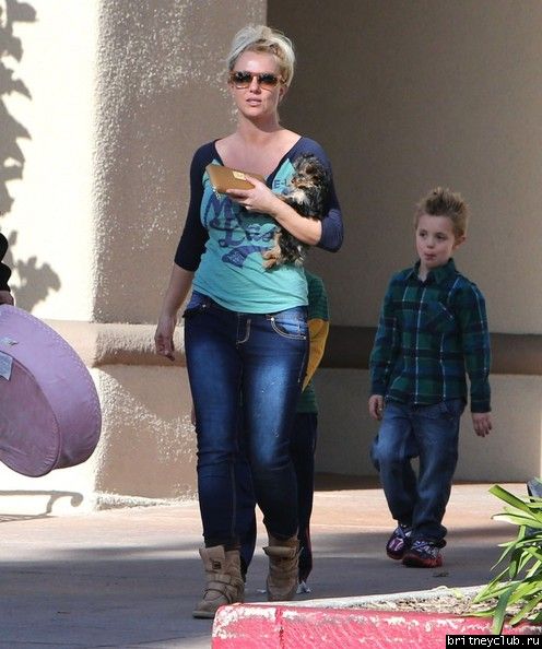 Бритни с детьми в Таузенд-Оакс32.jpg(Бритни Спирс, Britney Spears)