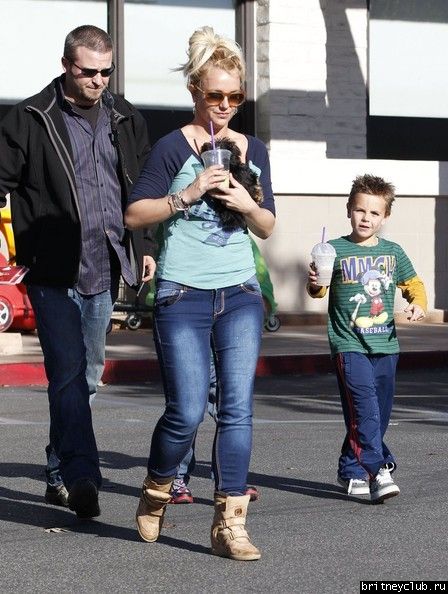 Бритни с детьми в Таузенд-Оакс33.jpg(Бритни Спирс, Britney Spears)