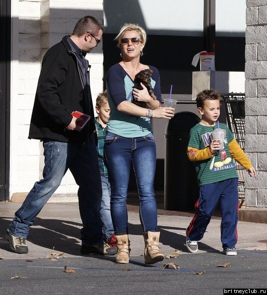 Бритни с детьми в Таузенд-Оакс39.jpg(Бритни Спирс, Britney Spears)
