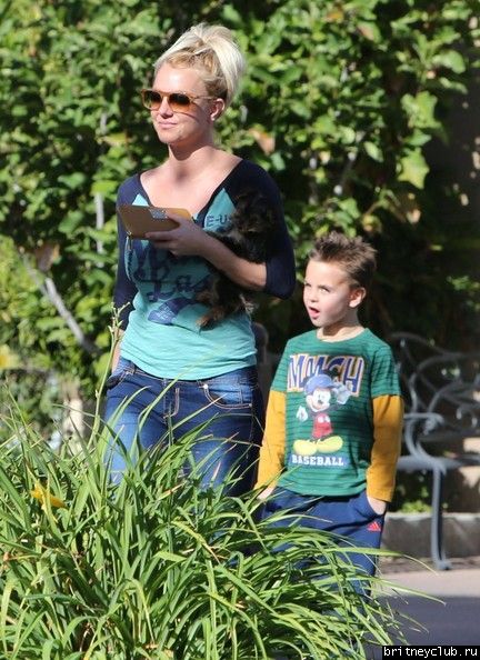 Бритни с детьми в Таузенд-Оакс42.jpg(Бритни Спирс, Britney Spears)