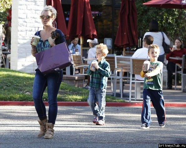 Бритни с детьми в Таузенд-Оакс52.jpg(Бритни Спирс, Britney Spears)