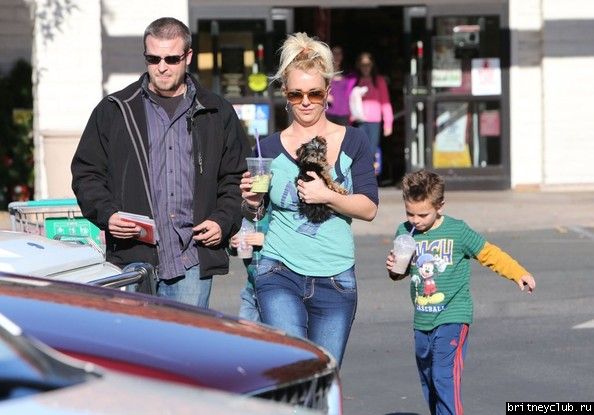 Бритни с детьми в Таузенд-Оакс63.jpg(Бритни Спирс, Britney Spears)