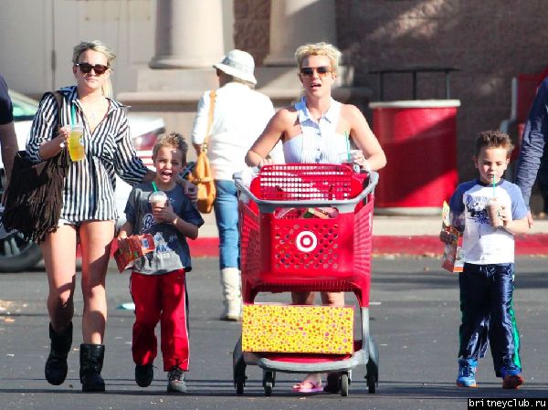 Бритни на шоппинге в Target04.jpg(Бритни Спирс, Britney Spears)