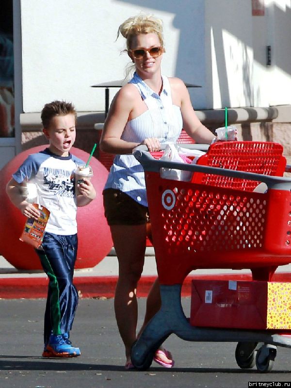 Бритни на шоппинге в Target18.jpg(Бритни Спирс, Britney Spears)