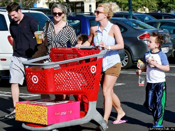 Бритни на шоппинге в Target19.jpg(Бритни Спирс, Britney Spears)