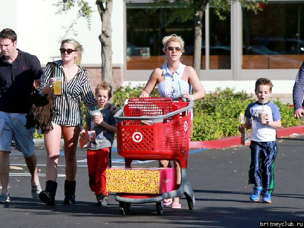 Бритни на шоппинге в Target20.jpg(Бритни Спирс, Britney Spears)