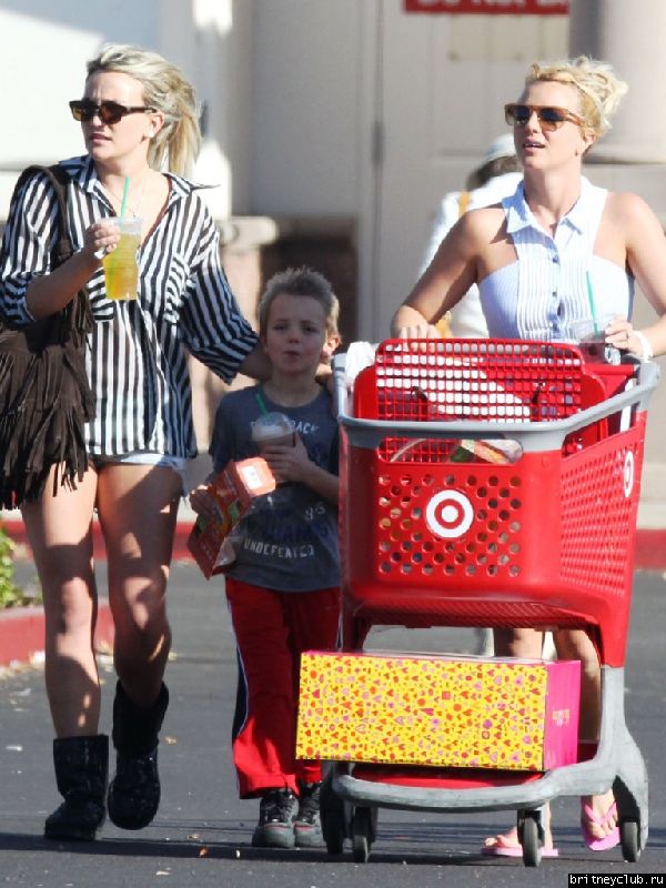 Бритни на шоппинге в Target32.jpg(Бритни Спирс, Britney Spears)