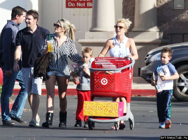Бритни на шоппинге в Target37.jpg(Бритни Спирс, Britney Spears)