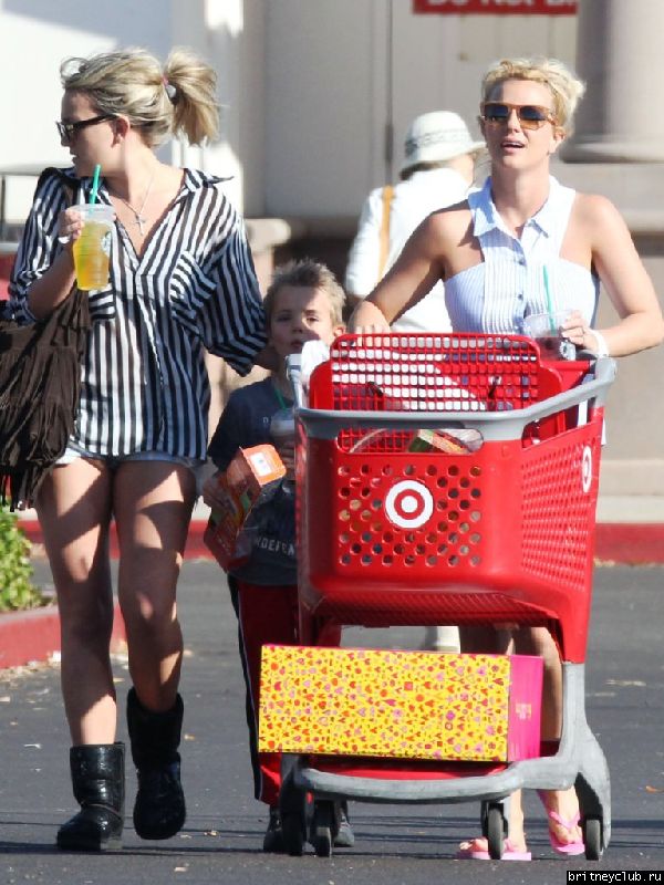 Бритни на шоппинге в Target40.jpg(Бритни Спирс, Britney Spears)