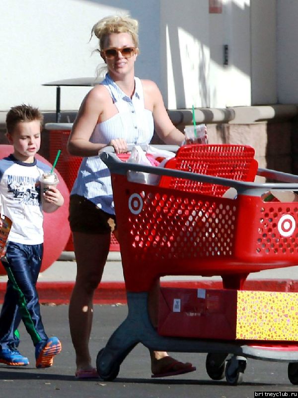Бритни на шоппинге в Target41.jpg(Бритни Спирс, Britney Spears)