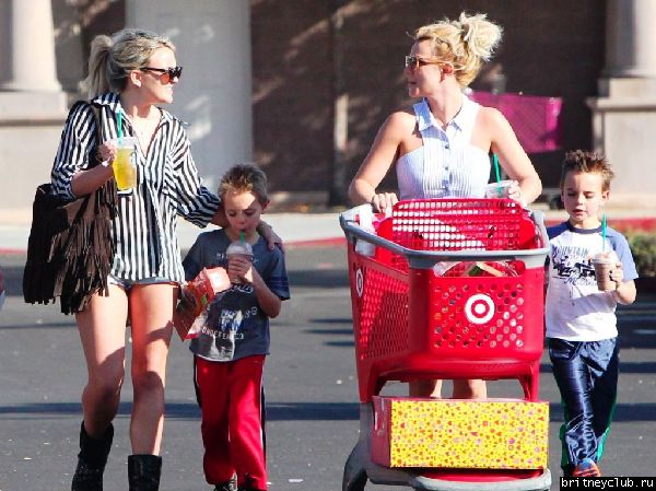 Бритни на шоппинге в Target46.jpg(Бритни Спирс, Britney Spears)