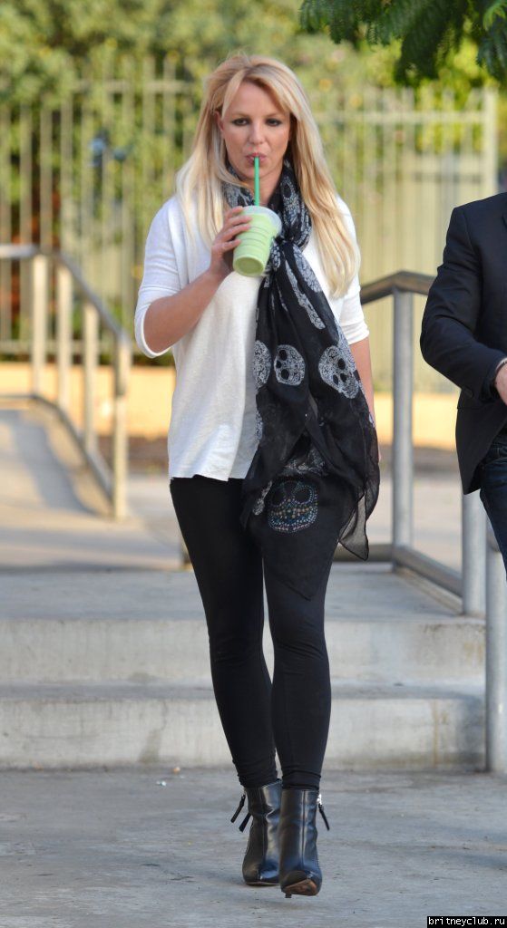 Бритни покидает Starbucks05.jpg(Бритни Спирс, Britney Spears)