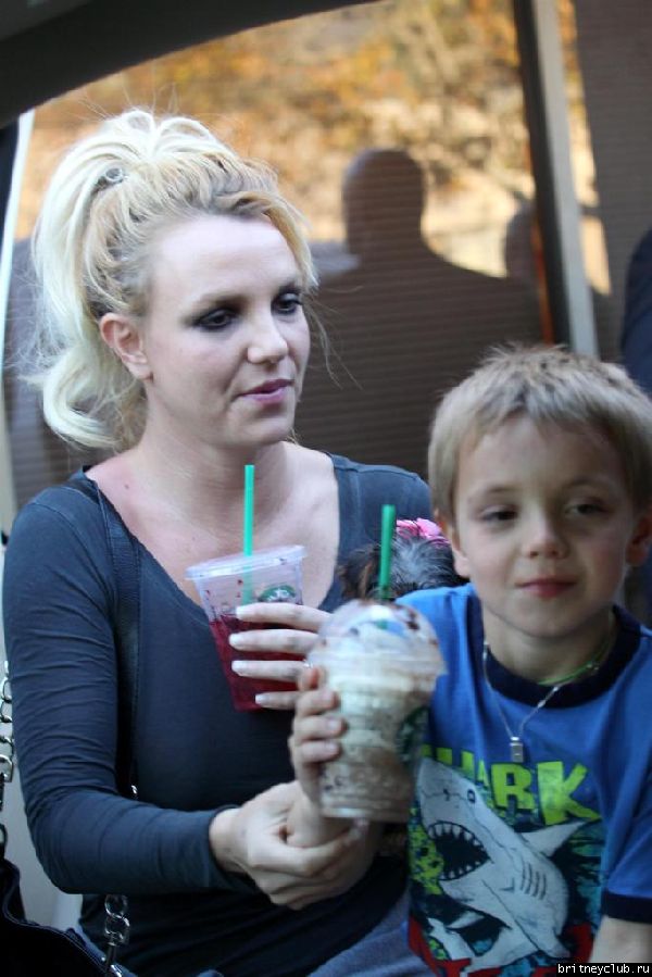 Бритни с детьми покидает танцевальную студию ROCKIT05.jpg(Бритни Спирс, Britney Spears)