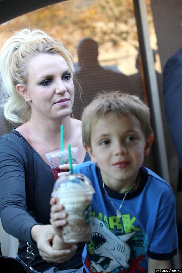 Бритни с детьми покидает танцевальную студию ROCKIT13.jpg(Бритни Спирс, Britney Spears)