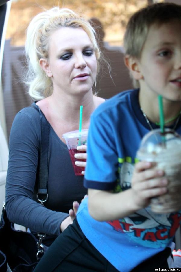 Бритни с детьми покидает танцевальную студию ROCKIT22.jpg(Бритни Спирс, Britney Spears)