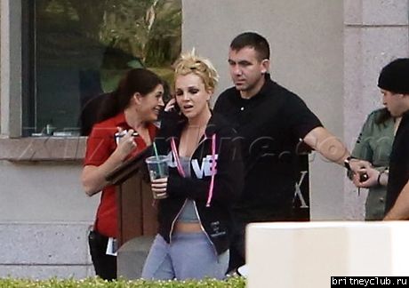 Бритни у отеля Four Seasons в Калабасасе004.jpg(Бритни Спирс, Britney Spears)
